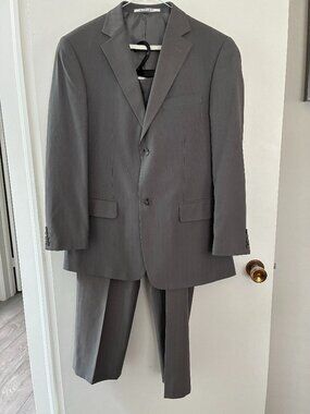 2 pc suit. 40R. Grey. Designed in France by Eleganza Uomo. Polyester Viscose mix